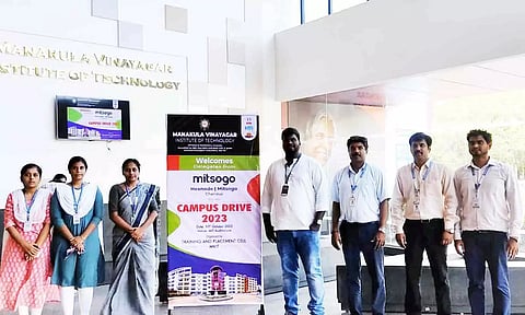 கல்லுாரி முதல்வர் மலர்க்கண் வேலை வாய்ப்பு முகாமை தொடங்கி வைத்த காட்சி.