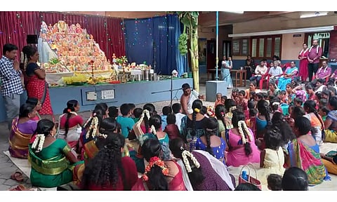 &nbsp;ஓய்வு பெற்ற துணை முதல்வர் கிருஷ்ணமூர்த்தி ஆகியோர் குத்து விளக்கேற்றி தொடங்கி&nbsp; வைத்த காட்சி.