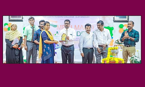 போட்டியில் வெற்றி பெற்றவர்களுக்கு கேடயம் வழங்கிய போது எடுத்த படம்.