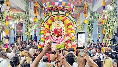குலசை கோவிலில் நேற்றிரவு துர்க்கை கோலத்தில் முத்தாரம்மன் எழுந்தருளி பக்தர்களுக்கு  காட்சி கொடுத்த போது எடுத்த படம்.