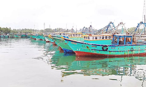 27 மீனவர்கள், படகுகளை விடுவிக்க கோரி ராமேசுவரத்தில் 1-ந்தேதி ரெயில் மறியல்