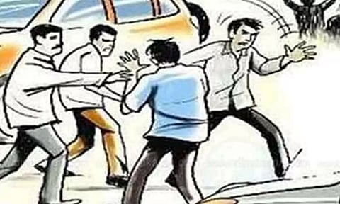 ஆயுதங்களுடன் கல்லூரி மாணவர்கள் பயங்கர மோதல்: என்ஜினீயரிங் மாணவரின் கை விரல்கள் துண்டானது