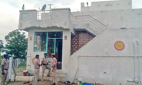 ராணுவவீரர் வேல்முருகன் கொலை செய்யப்பட்ட அவரது வீட்டின் முன்பு போலீசார் விசாரணை நடத்திய காட்சி.