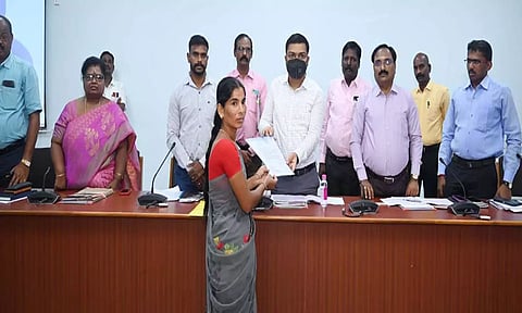 கள்ளக்குறிச்சியில் நடைபெற்ற மக்கள் குறைதீர்க்கும் நாள் கூட்டத்தில் மாவட்ட கலெக்டர் ஷ்ரவன் குமார் பெண்பயனாளி   ஒருவருக்கு பணி நியமன ஆணையை வழங்கினார்.