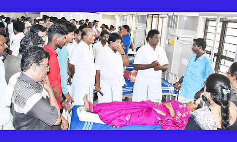 விபத்தில் காயம் அடைந்து ஆஸ்பத்திரியில் சிகிச்சை பெற்று வருபவர்களுக்கு சட்டமன்ற உறுப்பினர் செந்தில்நாதன் நேரில் ஆறுதல் கூறிய காட்சி.