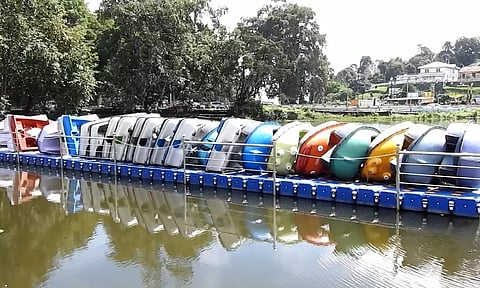 காட்சிப்பொருளாக நிறுத்தி வைக்கப்பட்டுள்ள படகுகள்.