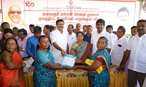 கலைஞர் மக்கள் சேவை முகாமில் அமைச்சர் மு.பெ.சாமிநாதன் நலத்திட்ட உதவி&nbsp; வழங்கிய காட்சி.&nbsp;
