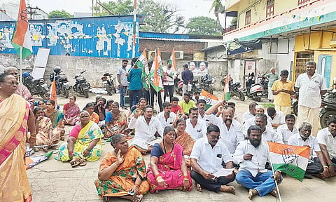 திருநாவுக்கரசர் எம்.பி.யை கண்டித்து காங்கிரசார் முற்றுகை போராட்டம்