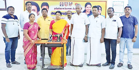 ஒரு பெண்ணுக்கு அமைச்சர் கீதாஜீவன் தையல் எந்திரத்தை வழங்கிய போது எடுத்த படம்.&nbsp;