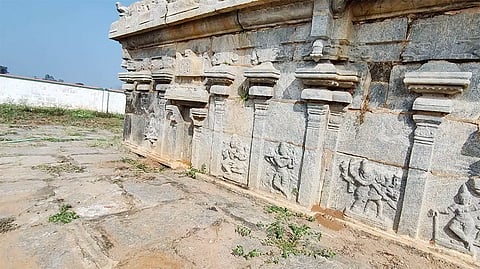 பழமை வாய்ந்த  கல்வெட்டை படத்தில் காணலாம்.