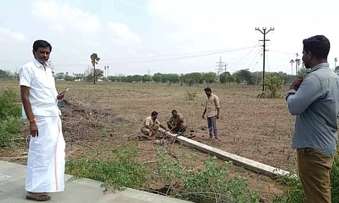 மழையினால் மின்கம்பம் சரிந்து விழுந்ததை படத்தில் காணலாம்.&nbsp;