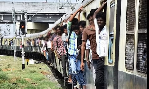 மின்சார ரெயில்களில் ஓசி பயணம் செய்வதில் மாணவர்கள் முன்னணி: ஒரே நாளில் ரூ.22.7 லட்சம் அபராதம் வசூல்