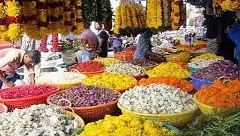 பரமத்தி வேலூர் பகுதிகளில் பூக்களின் விலை உயர்வு