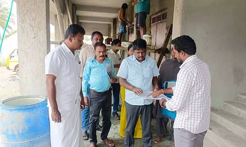 வளர்ச்சி திட்டப்பணிகளை கலெக்டர் ஆய்வு செய்த காட்சி.&nbsp;