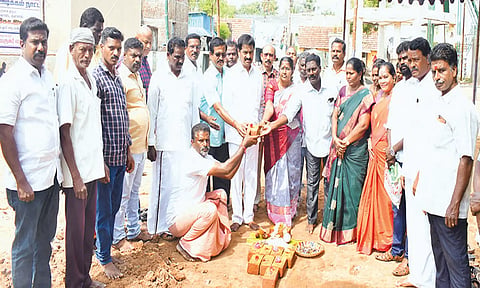 திட்டப்பணிகளை அய்யப்பன் எம்.எல்.ஏ. பூமி பூைஜ ெசய்து தொடங்கி வைத்த காட்சி.