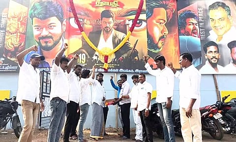 லியோ படத்தை கொண்டாடிய ரசிகர்கள்