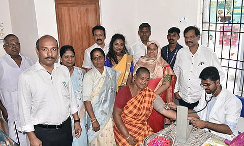 கடலூரில் மாநகராட்சி மேயர் சுந்தரி ராஜா நல வாழ்வு மையத்தை திறந்து வைத்து மருத்துவ சேவையை தொடங்கி வைத்தார்.&nbsp;
