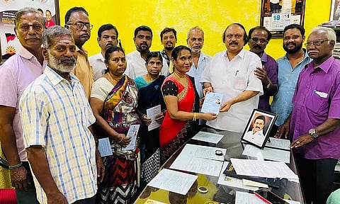 &nbsp;பயனாளிகளுக்கு உதவித்தொகை பெறுவதற்கான அடையாள அட்டையை கென்னடி எம்.எல்.ஏ. வழங்கிய காட்சி.