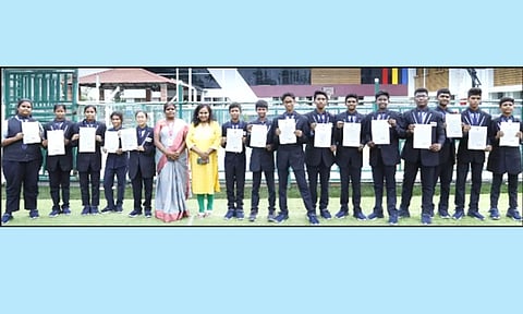 பிரதமர் மோடியின் வாழ்த்து கடிதம் பெற்ற மாணவர்களை படத்தில் காணலாம்.