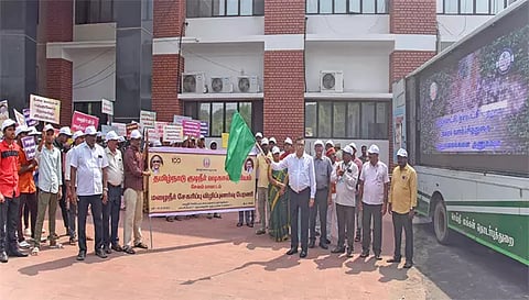 &nbsp;மழைநீர் சேகரிப்பு விழிப்புணர்வு ஊர்வலத்தை கலெக்டர் கார்மேகம் தொடங்கி வைத்த காட்சி.
