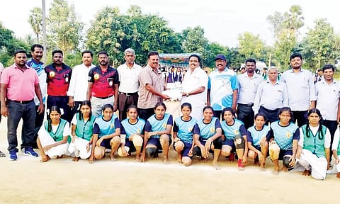 விளையாட்டு போட்டியில் வெற்றி பெற்ற அணிக்கு பாராட்டுச் சான்றிதழ் வழங்கும்  விழாவில் பள்ளியின் தாளாளர் முனைவர் ராசேந்திரன் மற்றும் பள்ளியின் முதல்வர் சூரியமூர்த்தி உள்பட பலர் உள்ளனர்.