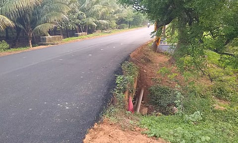 சமதளம் இல்லாமல் அமைக்கப்பட்டுள்ள தார் சாலை.