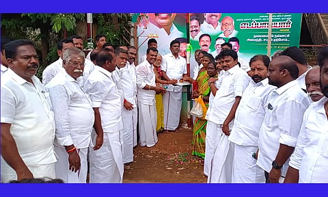 குன்றக்குடியில் அ.தி.மு.க. 52-ம் ஆண்டு தொடக்க விழாவில் பி.ஆர்.செந்தில்நாதன் எம்.எல்.ஏ. கலந்துகொண்டு இனிப்பு வழங்கிய காட்சி.