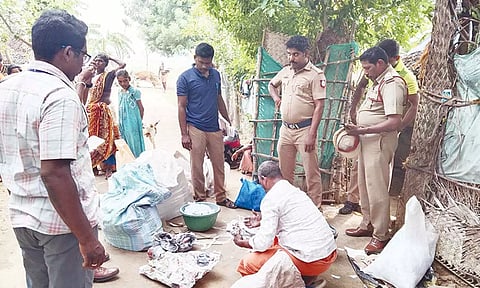 குடிசை வீட்டில் ஆய்வு செய்த போலீசார்.
