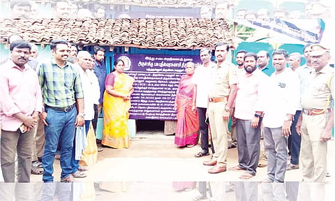 மீட்கப்பட்ட இடத்தில் விளம்பர பதாகை வைத்த போலீசார்.
