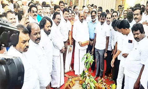 அமைச்சர் எ.வ.வேலு புதிய கடைகள் கட்டுமான பணிகளுக்கு அடிக்கல் நாட்டிய காட்சி.