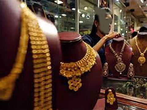 நாகர்கோவில் பிரபல நகைகடையில்  2-வது நாளாக போலீசார் ஆய்வு மோசடி புகார் குறித்து விசாரித்தனர்
