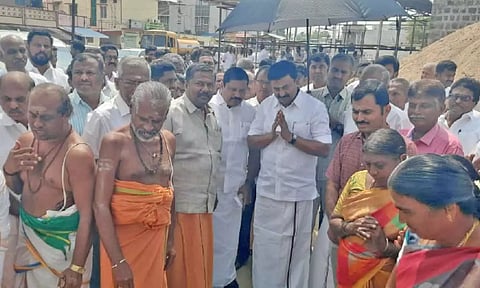 புனரமைப்பு பணிகளை அமைச்சர் மு.பெ.சாமிநாதன் தொடங்கி வைத்தபோது எடுத்தபடம்.&nbsp;
