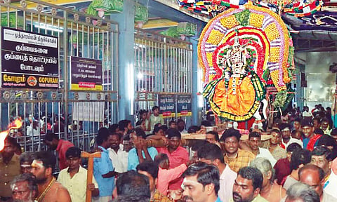 குலசை தசரா திருவிழா: நவநீதகிருஷ்ணர் கோலத்தில் அம்மன் வீதி உலா
