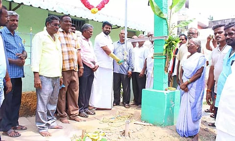 &nbsp;ரூ.12.18 லட்சம் மதிப்பில் புதிய மின்மாற்றியை செந்தில்குமார் எம்.எல்.ஏ., இயக்கி வைத்த காட்சி.
