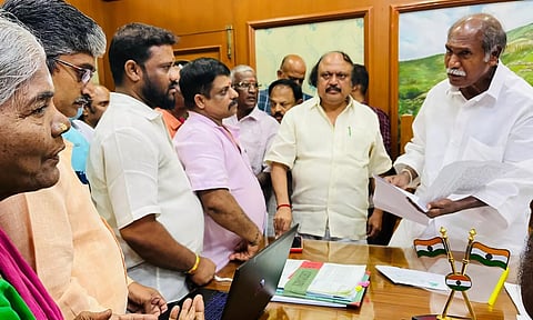கோவிலுக்கு அறங்காவல் குழு நியமிக்க வேண்டும் என முதல்-அமைச்சர் ரங்கசாமியிடம்  கென்னடி எம்.எல்.ஏ.மனு அளித்த காட்சி.