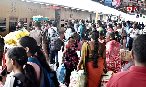ஈரோடு பஸ்-ரெயில் நிலையங்களில் அலைமோதிய மக்கள் கூட்டம்