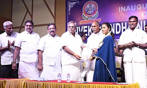 அய்யங்குட்டிப்பாளையத்தில் புதிதாக தொடங்கப்பட்ட விவேகானந்தா செவிலியர் கல்லூரி தொடக்க விழாவில் முதல்-அமைச்சர் ரங்கசாமி கலந்து கொண்டு மாணவிக்கு சான்றிதழ் வழங்கினார்.&nbsp;