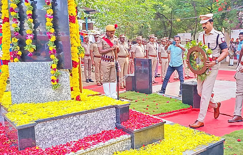 எஸ்.பி. பாலாஜி சரவணன் மலர்வளையம் வைத்து அஞ்சலி செலுத்திய காட்சி.