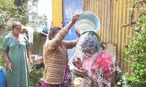 குன்னூரில் நகராட்சி அலுவலகம் முன்பு  பெண் தீக்குளிக்க முயற்சி