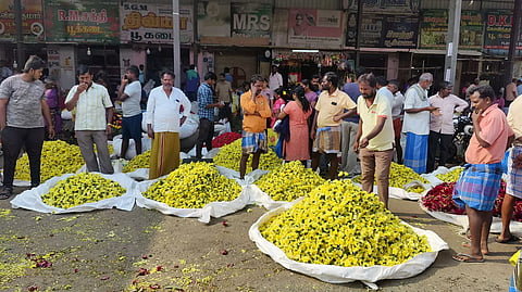தருமபுரி பூ   மார்கெட்டில் விற்பனைக்கு வந்துள்ள பூக்கள் குவியலை படத்தில் காணலாம்.