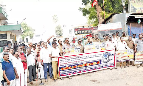 அனைத்து போக்குவரத்து தொழிற்சங்கங்கள் சார்பில் ஆர்ப்பாட்டம் நடைபெற்றது.
