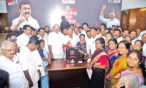நீட் தேர்வுக்கு எதிராக துரை.சந்திரசேகரன் எம்.எல்.ஏ., கையெழுத்து இட்டு அதனை பெட்டியில் இட்டார்.
