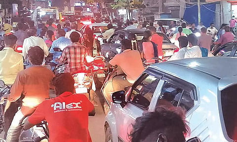 காமராஜர் சாலையில் போக்குவரத்து நெரிசல் ஏற்பட்ட காட்சி.