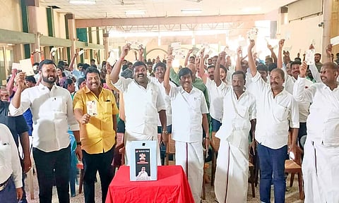 சங்கரன்கோவிலில் மாவட்ட செயலாளர் ராஜா எம்.எல்.ஏ. தலைமையில் தி.மு.க. கையெழுத்து இயக்கம் நடந்த போது எடுத்த படம்.&nbsp;&nbsp;
