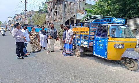 நெல்லிக்குப்பம் நகராட்சி கமிஷனர் கிருஷ்ணராஜன் கழிவு நீர் வாகன உரிமையாளருக்கு  எச்சரிக்கை செய்து அபராதம் விதித்த காட்சி.&nbsp;