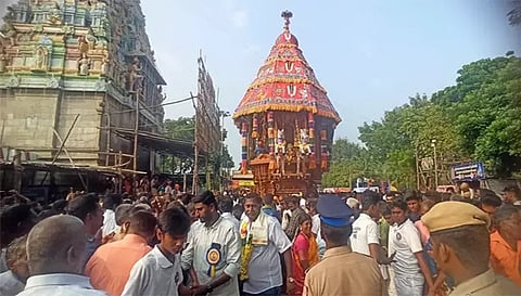 காருவள்ளி சின்ன திருப்பதி வெங்கட்ராமன  கோவிலில் தேரோட்டம் நடைபெற்றது. இதில் பொதுமக்கள் வடம் பிடித்து  தேரை இழுத்த காட்சி.&nbsp;