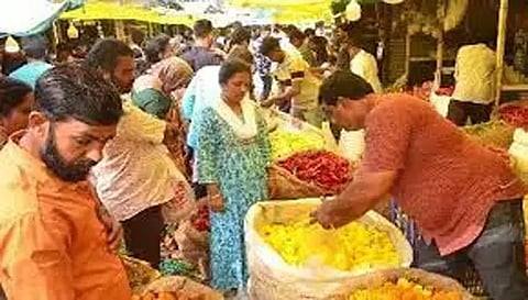 நாமக்கல் மாவட்டத்தில் ஆயுதபூஜையை முன்னிட்டுபூ, பழங்கள், பூஜை பொருட்கள்  விற்பனைஅதிகரிப்பு