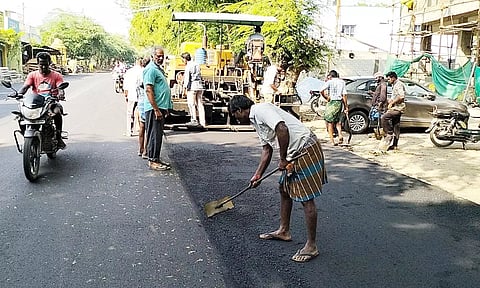 சாலை அமைக்கும் பணியினை நெடுஞ்சாலை துறையினர் ஆய்வு செய்த காட்சி.