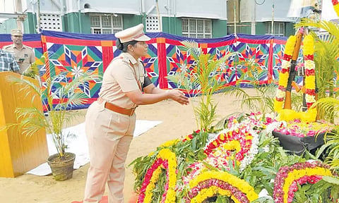 நினைவு தூணில் மரியாதை செலுத்திய போலீஸ் சூப்பிரண்டு மீனா.
