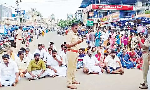 சாலை மறியலில் ஈடுபட்ட பொதுமக்கள்.
